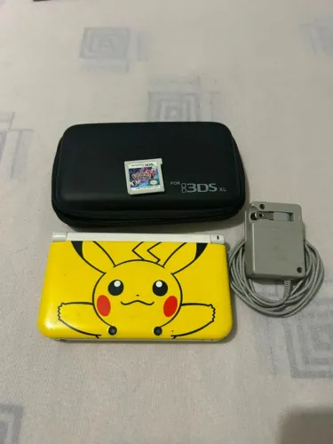 Nintendo 3ds XL edição pikachu com avaria - case, carregador e cartucho pokemon y