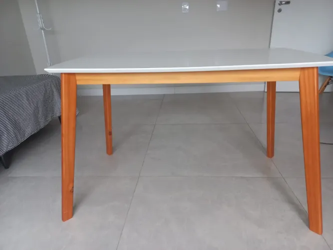 Escrivaninha pouco usada