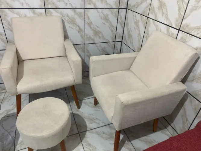 vendo poltronas na cor bege, perfeito estado, vem com o puff *93