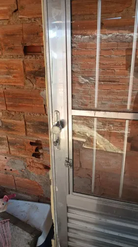 Vendo porta completa de alumínio.