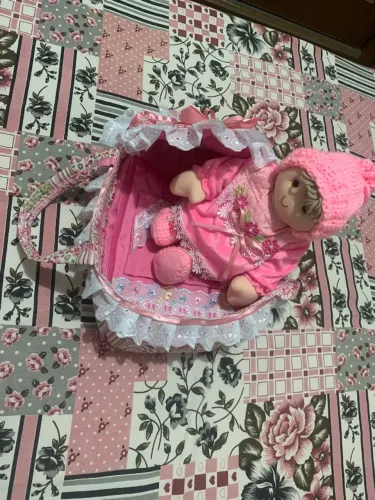 Boneca de pano no cesto_ bebê com touca e sapatinho de tricô