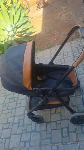 Carrinho de Bebê Cinza com Detalhes Caramelo - Semi-novo