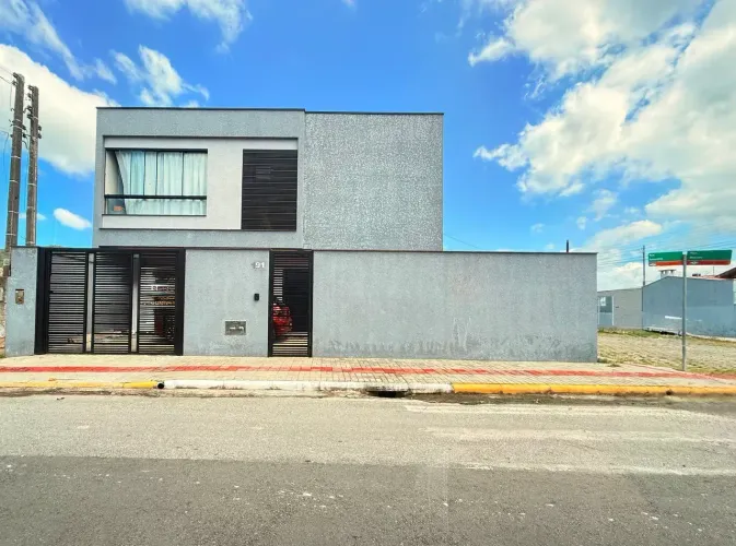 Sobrado para venda possui 130 metros quadrados com 3 quartos em Santa Regina - Camboriú - 