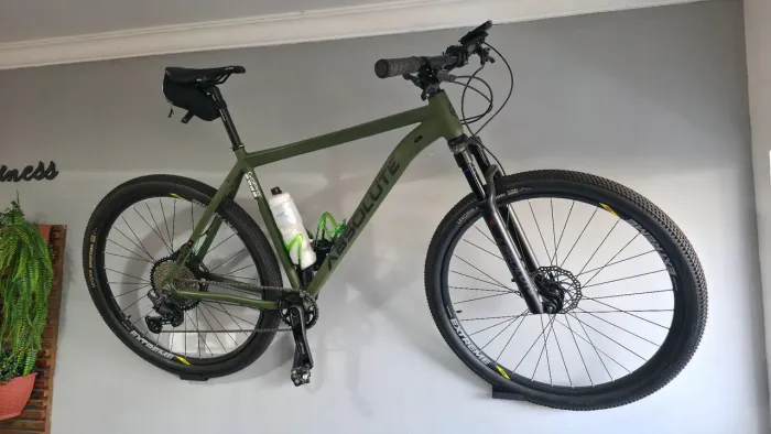 Bicicleta Absolute Prime Deore suspensão a ar.