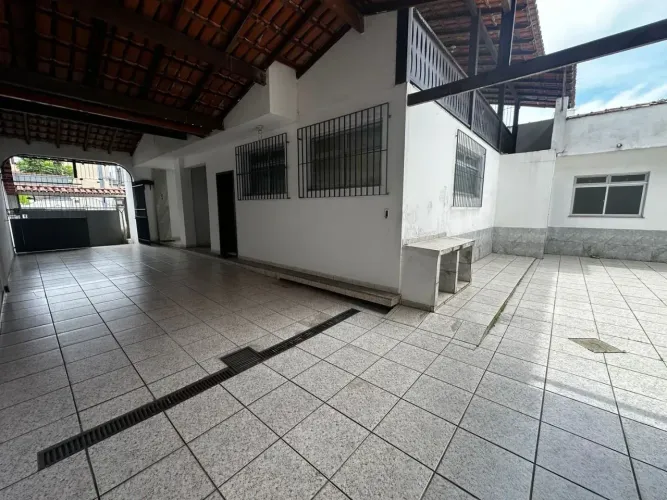 Imóvel para venda possui 360 metros quadrados com 5 quartos