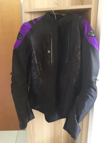 VENDO CONJUNTO JAQUETA E CALÇA FEMININO MOTOQUEIRO DA JOE ROCKET TAMANHO P