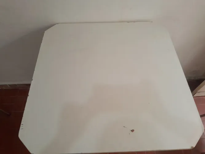 Mesa branca madeira com revestimento.