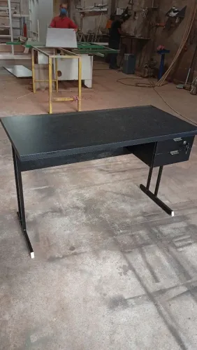 Mesa para escritório em MDF estrutura metalon
