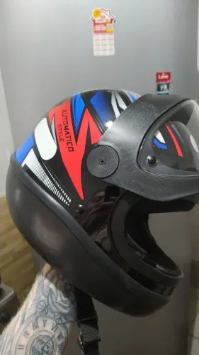 Capacete tamanho 58 novinho, sem detalhes de uso