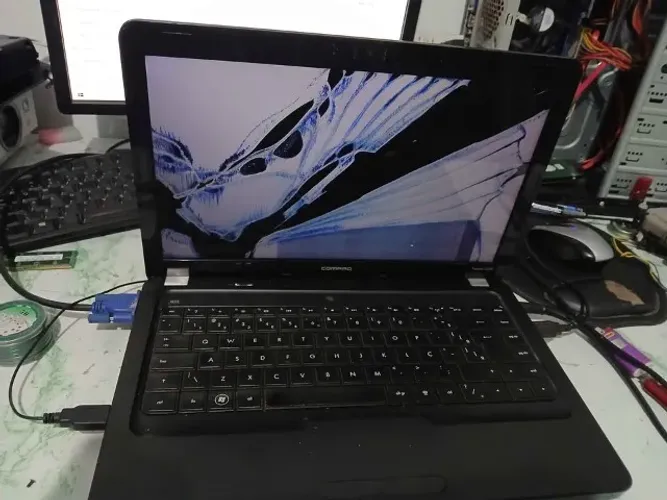 notebook com tela quebrada 