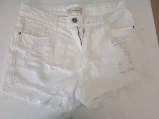 Short branco moda rasgado (está com uma manchinha atrás)