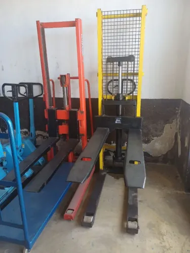Vendo empilhadeira manual R$ 5,499,00