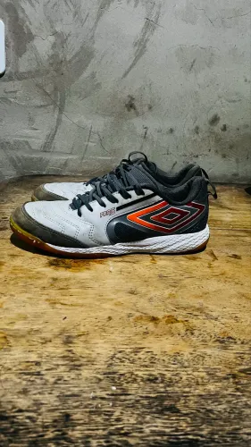 Chuteira de futsal e socity 