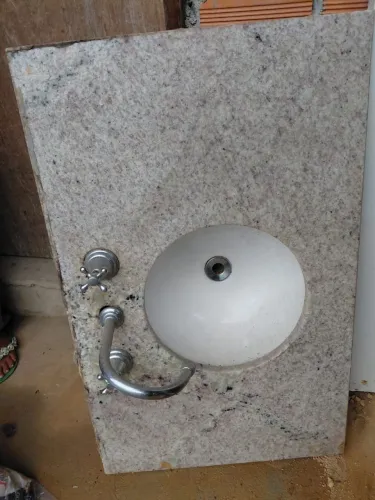 Vendo uma pia de banheiro já vai com a torneira