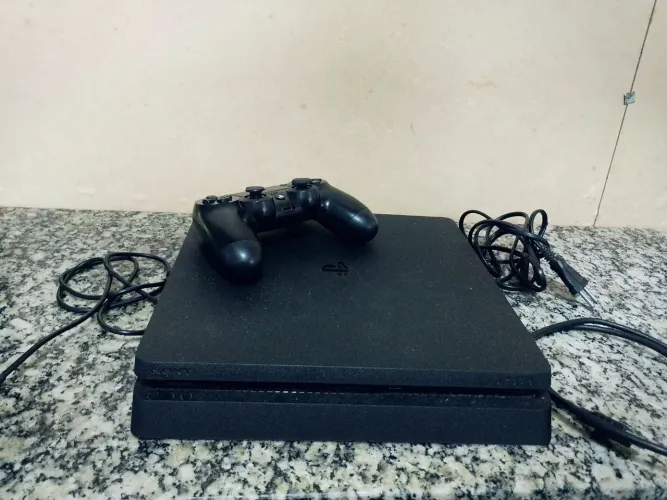 PS4 slim, vem com 1 controle,cabos + jogos. Estado de novo!
