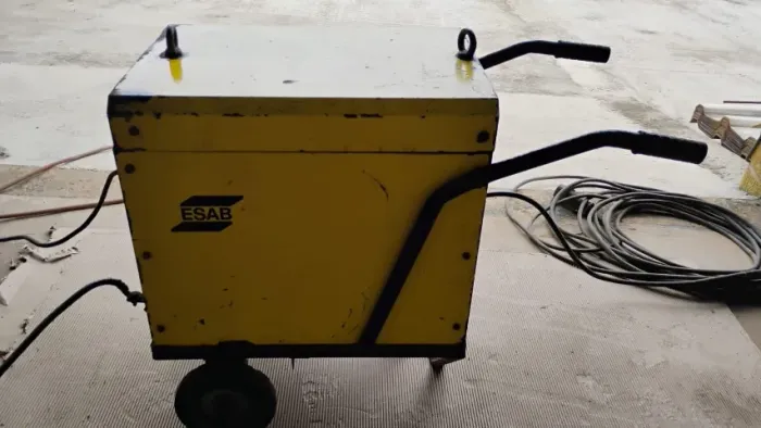 MÁQUINA DE SOLDA ESAB