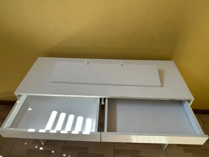 Mesa de escritório com gavetas + prateleira de brinde