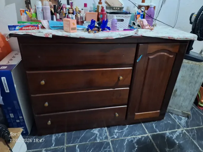 Cômoda de madeira, semi-usada, grande, com 4 gavetas e um porta sapato....