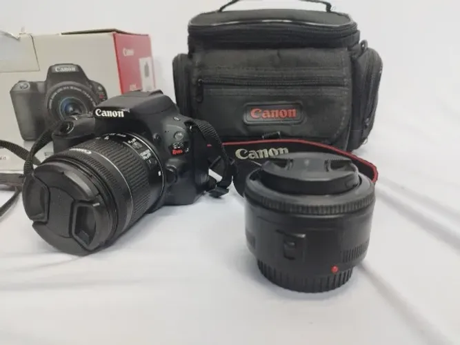Canon SL2 + lente 18-55mm (Canon) + Lente 50mm (Yongnuo) + Cartão de memória 32GB