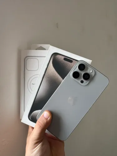 iPhone 15 pro max com pequeno trinco na tela Não Baixo o preço!!