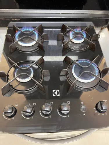 Fogão Eletrolux com mesa de vidro