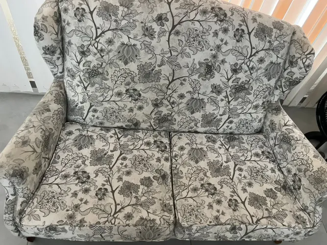 Vendo poltrona da dois lugares, almofadas soltas.