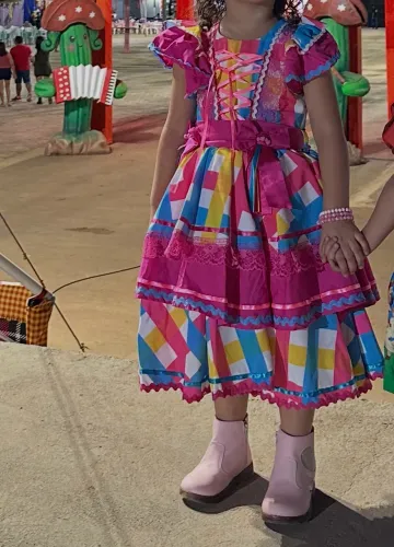 Vestido junino veste 03 a 05 anos, super bem feito