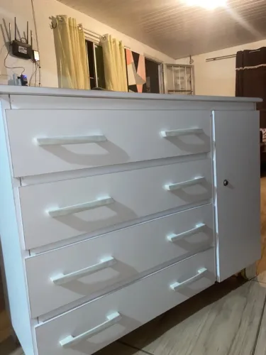 Cômoda Seminova na cor branca c/4gavetas e uma porta (com pouca marcas de uso)