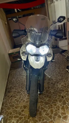Vendo Tiger 800 XCX Branca muito nova
