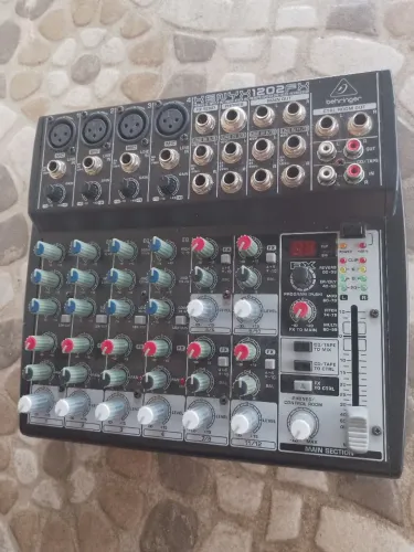 Mesa de som Behringer xenyx12