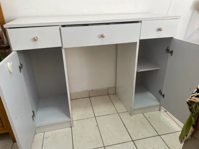 Penteadeira com 3 Gavetas e Armários