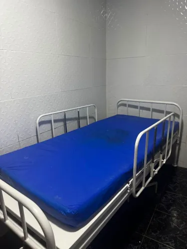 Cama hospitalar manual com grades e rodinhas