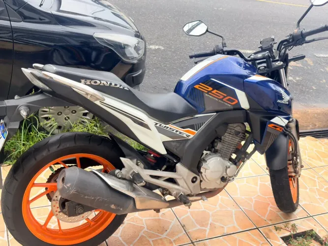 Cb Twister em ótimo estado. Motor nunca mexido.