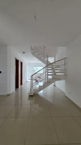 Lauro de Freitas - Casa de 4 Quartos /3 Suítes A VENDA