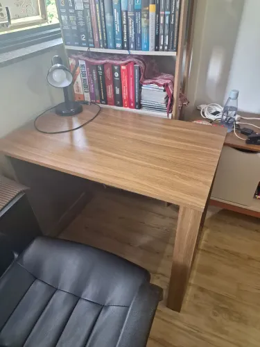 Vendo uma mesa de estudo semi nova