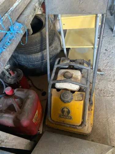 compactador de solo com placas vibratória