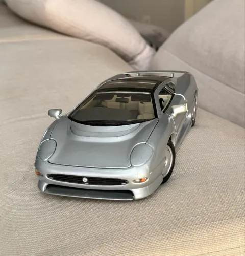 Miniatura Jaguar XJ220 escala 1:18 Maisto