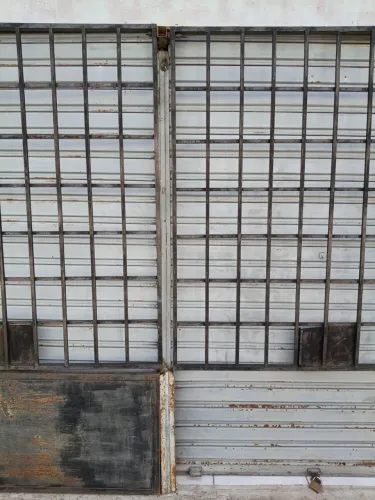 Porta de enrolar e grades