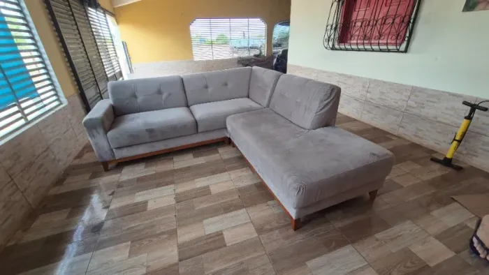 VENDE-SE SOFA DE ALTO PADRÃO 2X2,4M, 3 LUGARES, FORMATO EM L (CHAISE)