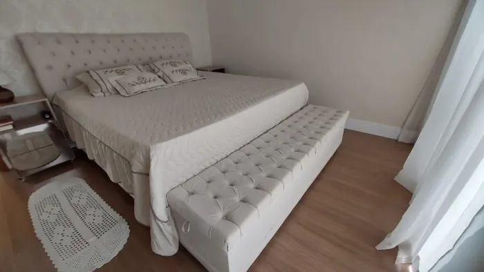 Conjunto Cama King Size + Cabeceira de captonê + Recamier Baú