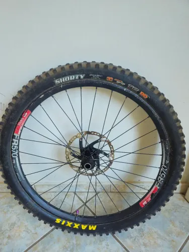 Roda dianteira DT Swiss FR 570 aro 27,5 + Cubo Kore 20mm + Pneu MAXXIS Shorty 2.50
