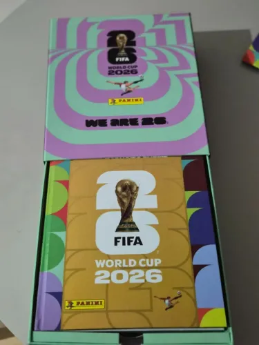 BOX para colecionador com 2 álbuns completos FIFA WORLD CUP 2026 PANINI com o Update set!