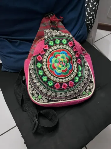 Mochila bordada colorida