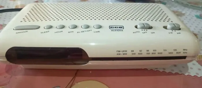 Rádio Relógio CCE funcionando