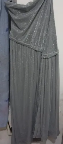 Vestido de Festa longo prateado com fenda e faixa de pescoço 