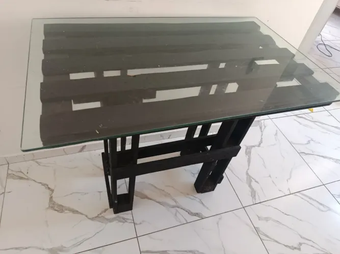 Mesa de vidro sem cadeiras/banco de madeira