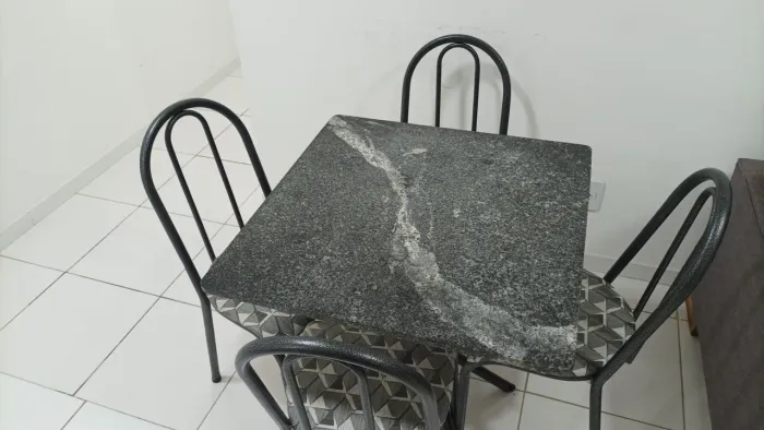 Conjunto mesa quadrada com tampo em granito e 4 cadeiras