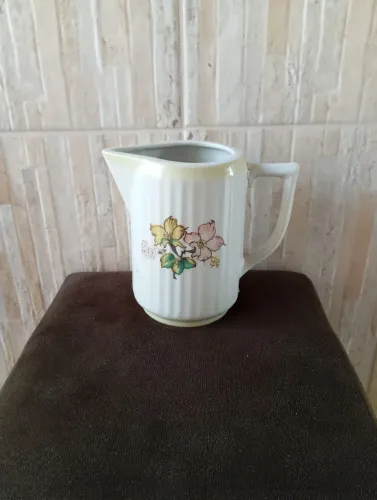 Leiteira em louça 
