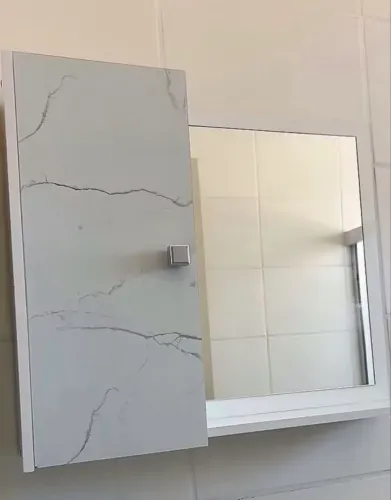 Armário de banheiro com espelho