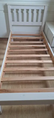 Cama de solteiro branca semi nova